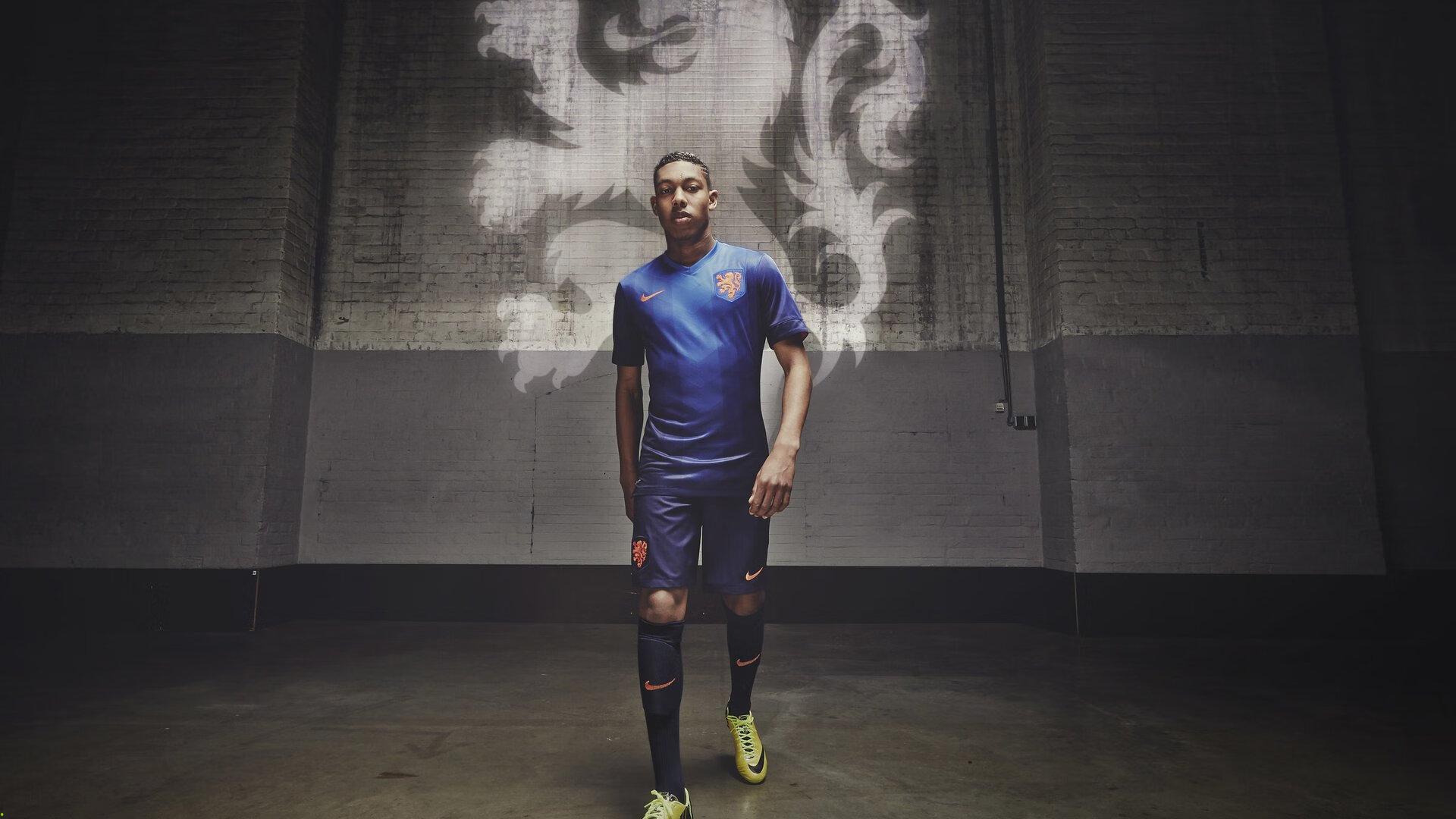 英超联赛激战正酣,曼城逆转利物浦登顶积分榜