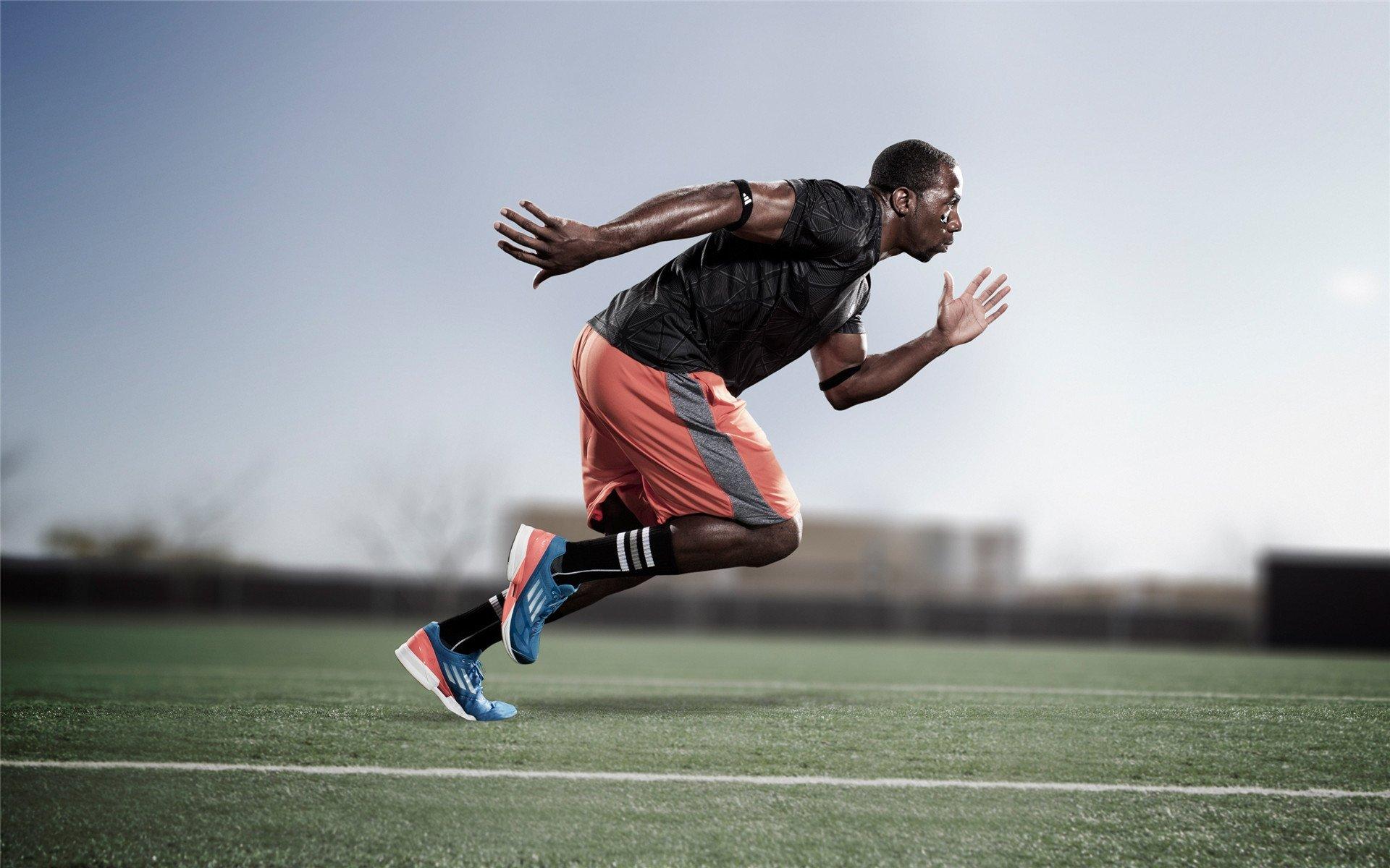 百米飞人巅峰对决 新星闪耀打破十年垄断